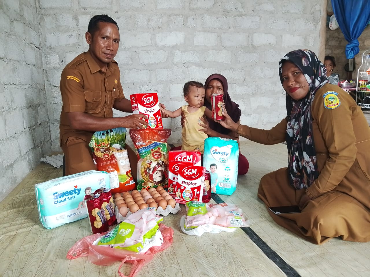 Pemerintah Desa Waeperang Salurkan Bantuan untuk Bayi Stunting