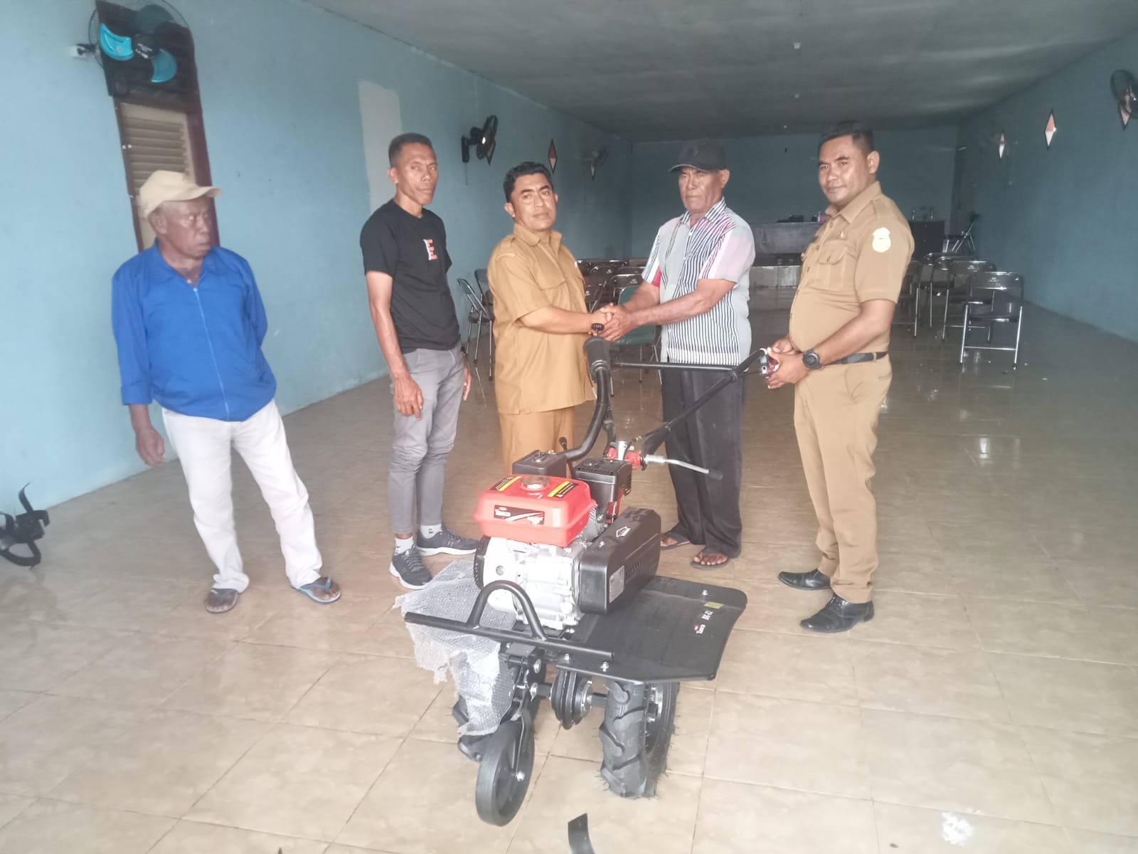 Pemdes Waeperang Serahkan Mesin Cultivator dari Dana Desa kepada Kelompok Tani