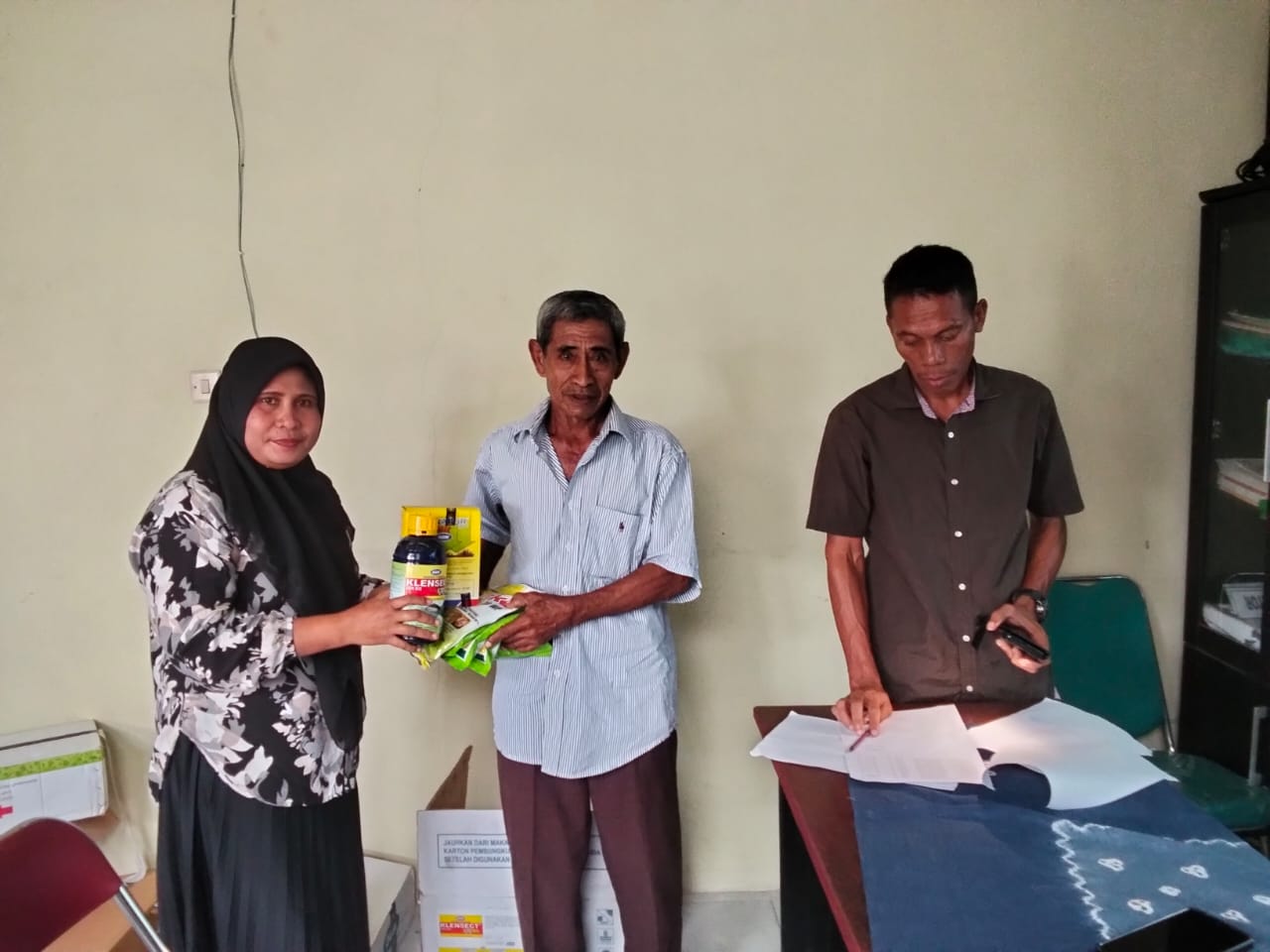 Program Ketahanan Pangan Desa Waeperang, Pemdes Salurkan Bibit dan Obat Pertanian